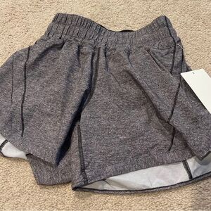 Lululemon Tracker grey MR shorts 5” lined sz 2 nwt